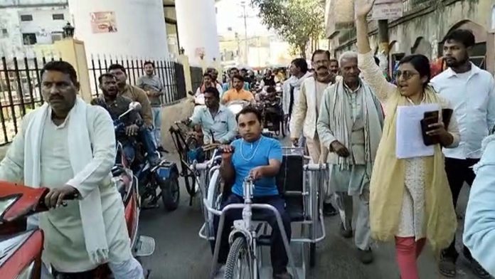 Banda_Social workers and workers of the National Handicapped Party came out in support of Divyang fasting
