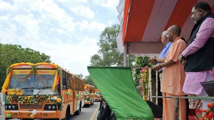 Uttar Pradesh Chief Minister Yogi flagged off 93 buses, will go to Delhi from different districts of UP
